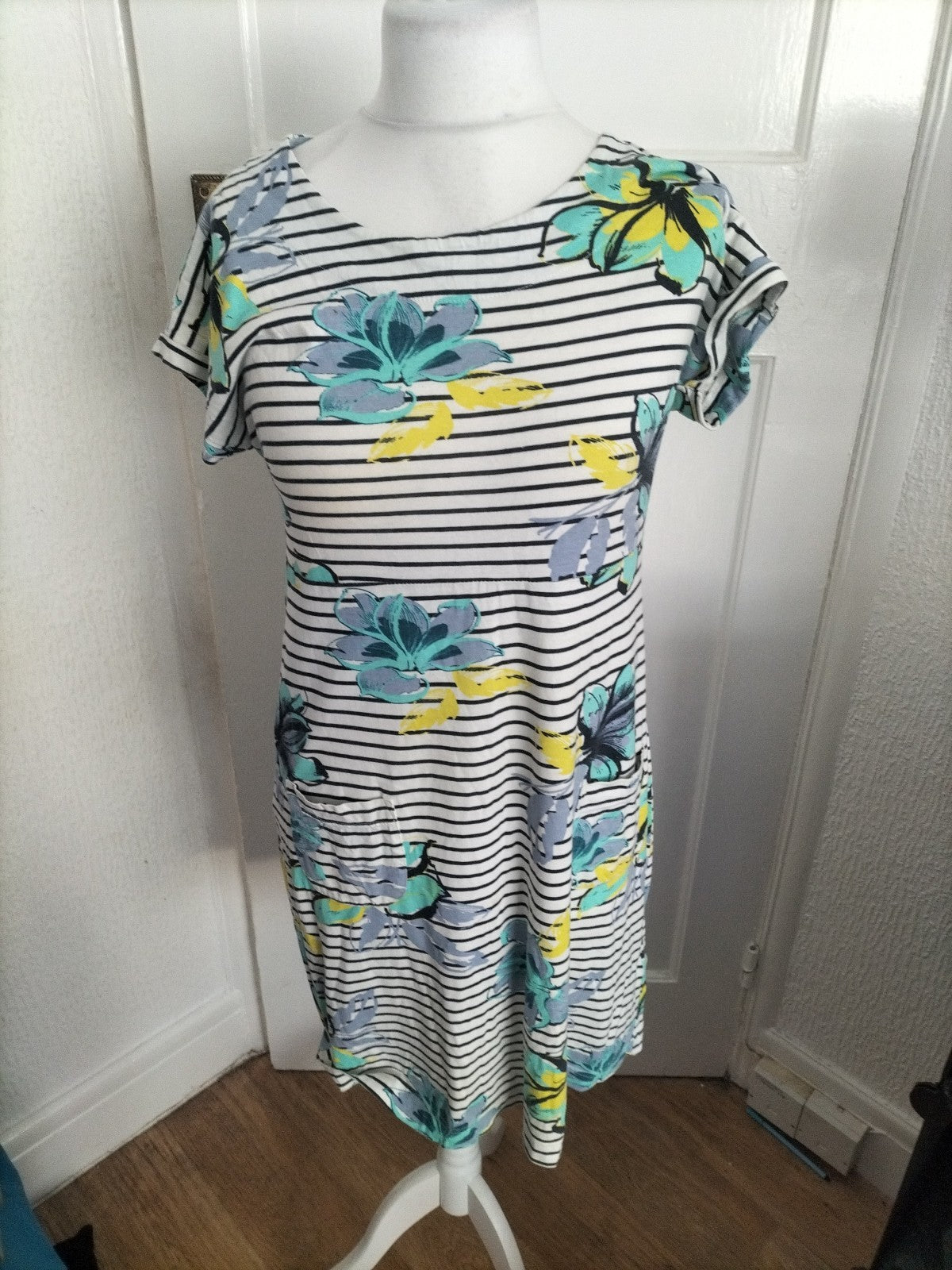 Ladies Weird Fish Size 12 Striped Floral Short Sleeved Dress