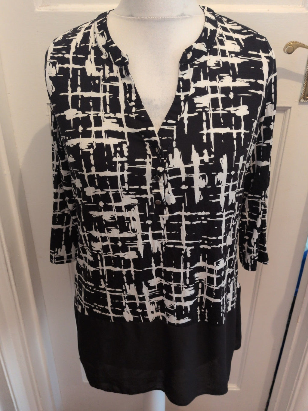 Tu Woman 10 Black And White 3/4 Sleeve Longline Blouse