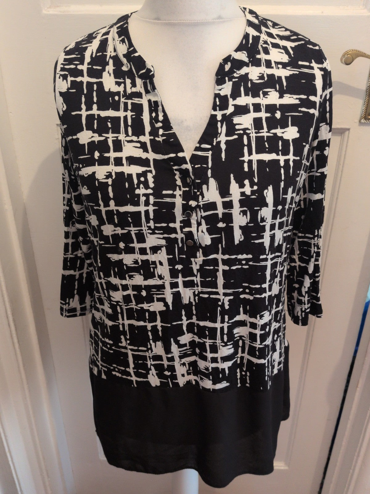 Tu Woman 10 Black And White 3/4 Sleeve Longline Blouse