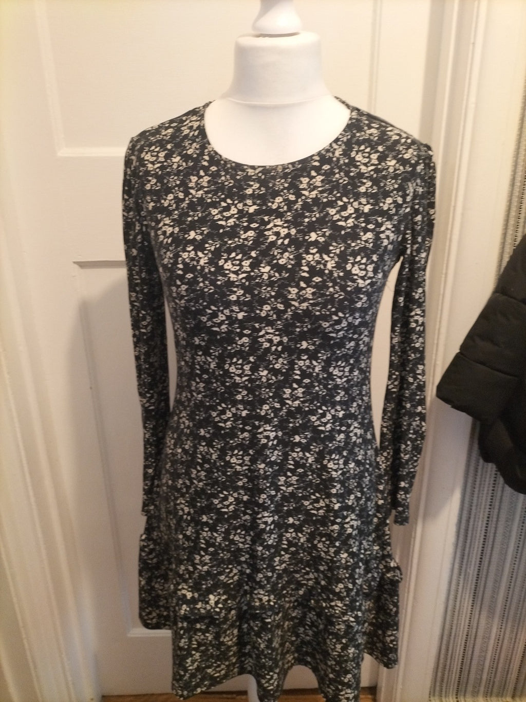 Ladies Primark Size 10 Black And White Floral Long Sleeved Dress