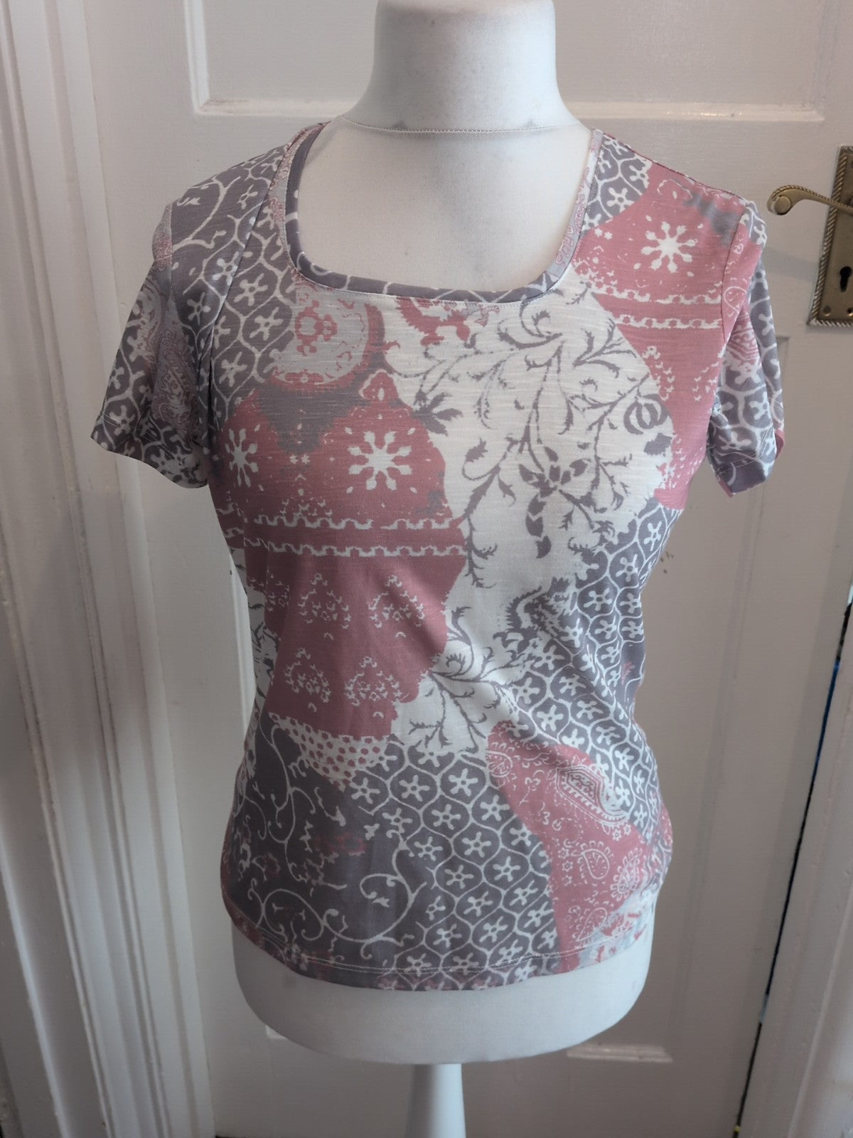 Viz.A.Viz 8/10 Pink Grey And White Short Sleeve Blouse