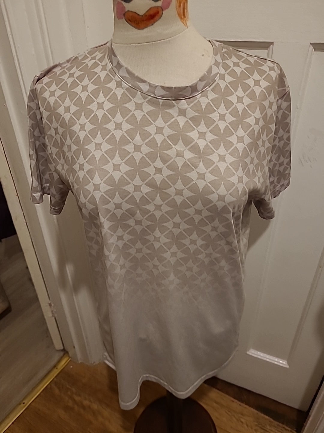 Mens Peacocks Size Medium 2 Tone Beige Short Sleeved Patterned Tshirt