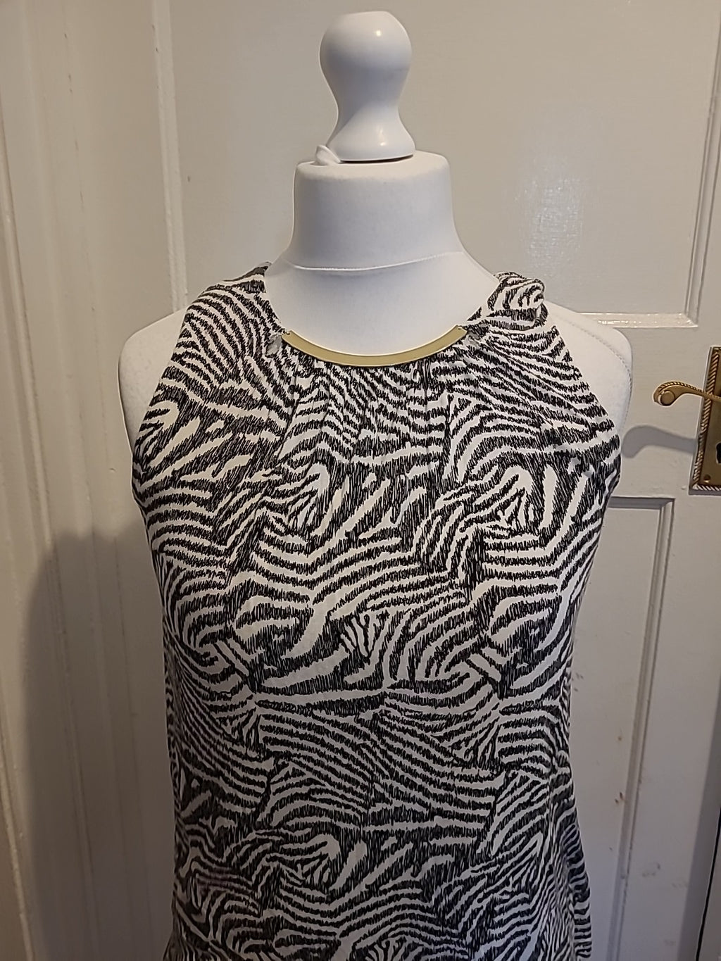Ladies H&M Size Small Black And White Lined Sleeveless Zebra Print Top