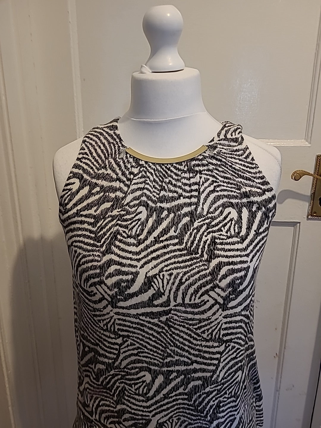 Ladies H&M Size Small Black And White Lined Sleeveless Zebra Print Top