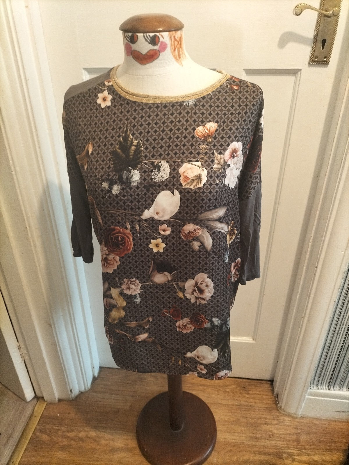 Ladies Punt Roma Size Medium Grey Floral Mid Sleeved Top