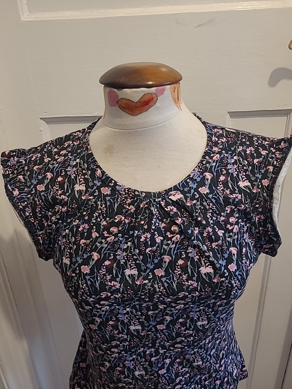 Ladies Trespass Size XS Black Floral Short Sleeved Blouse