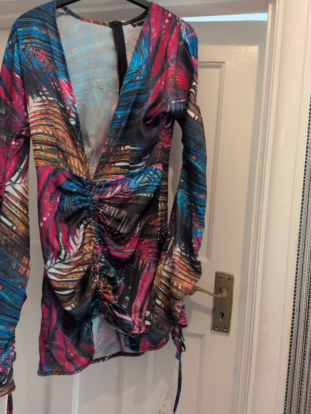 Prettylittlething 8 Multicoloured Low V Neck Ruched Dress long Sleeve
