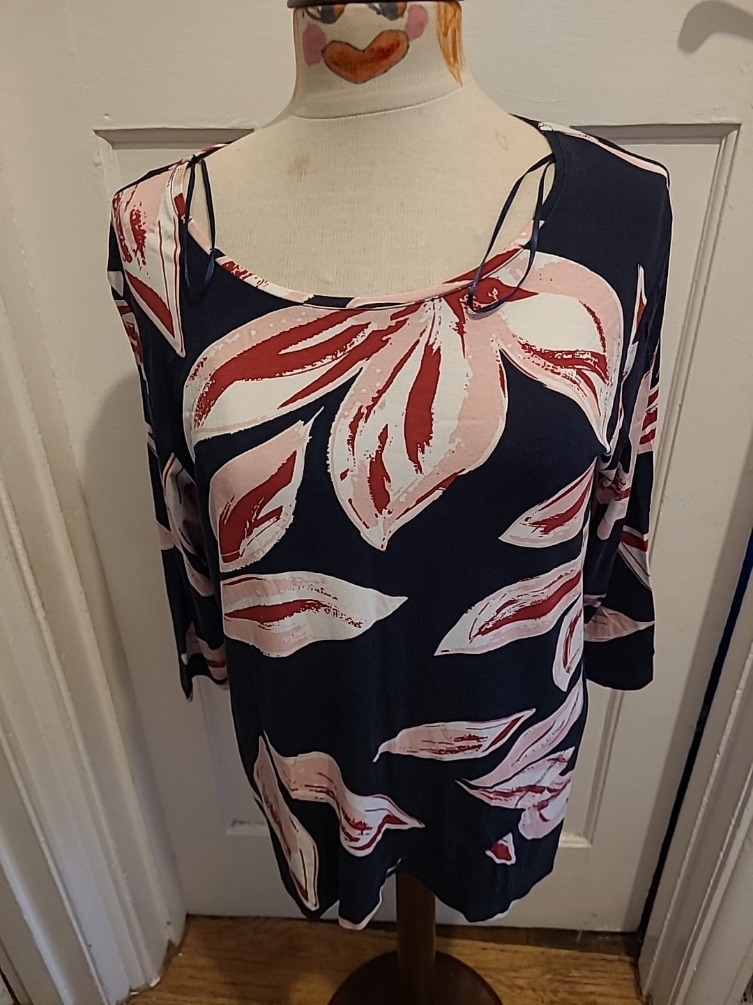 Ladies Viz.A.Viz Size 14-16 Navy Floral Mid Sleeved Blouse