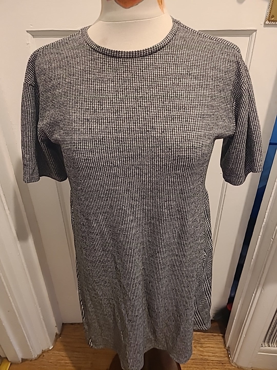 Ladies Zara Trafaluc Size Medium Black/White Fleck Short Sleeved Dress
