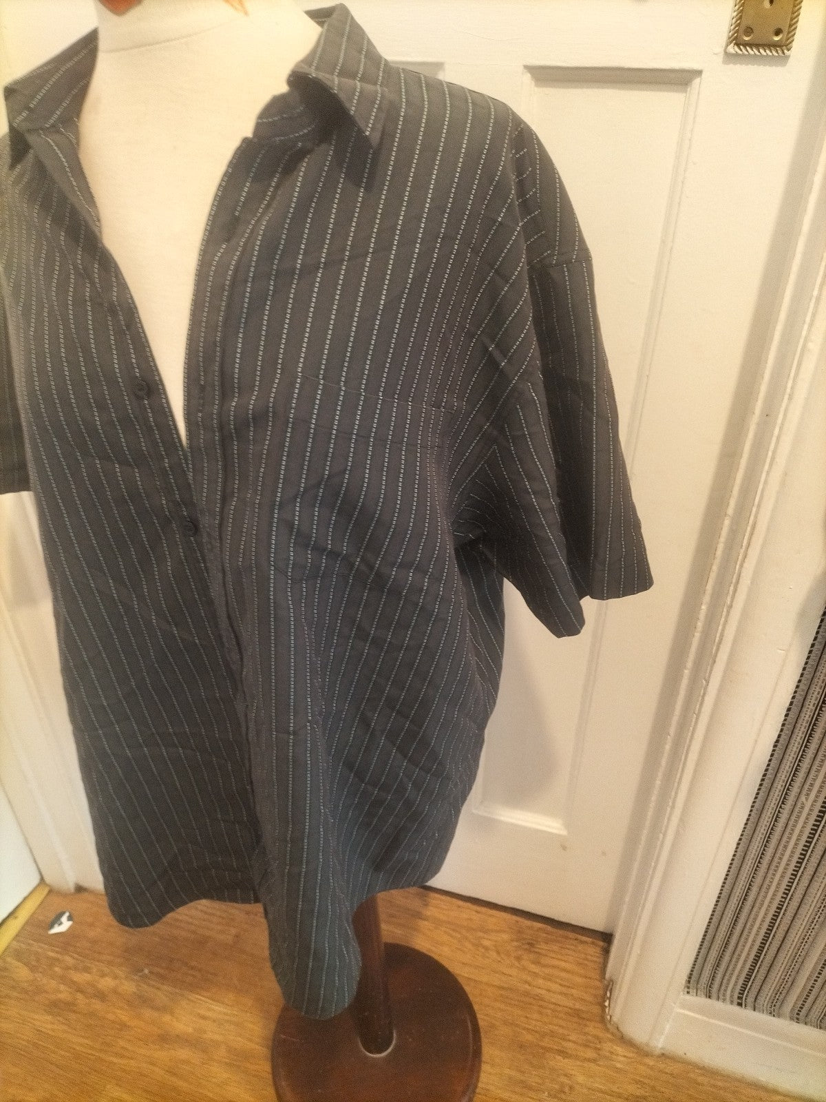Mens Easy Size Large Grey White Short Sleeved Shirt