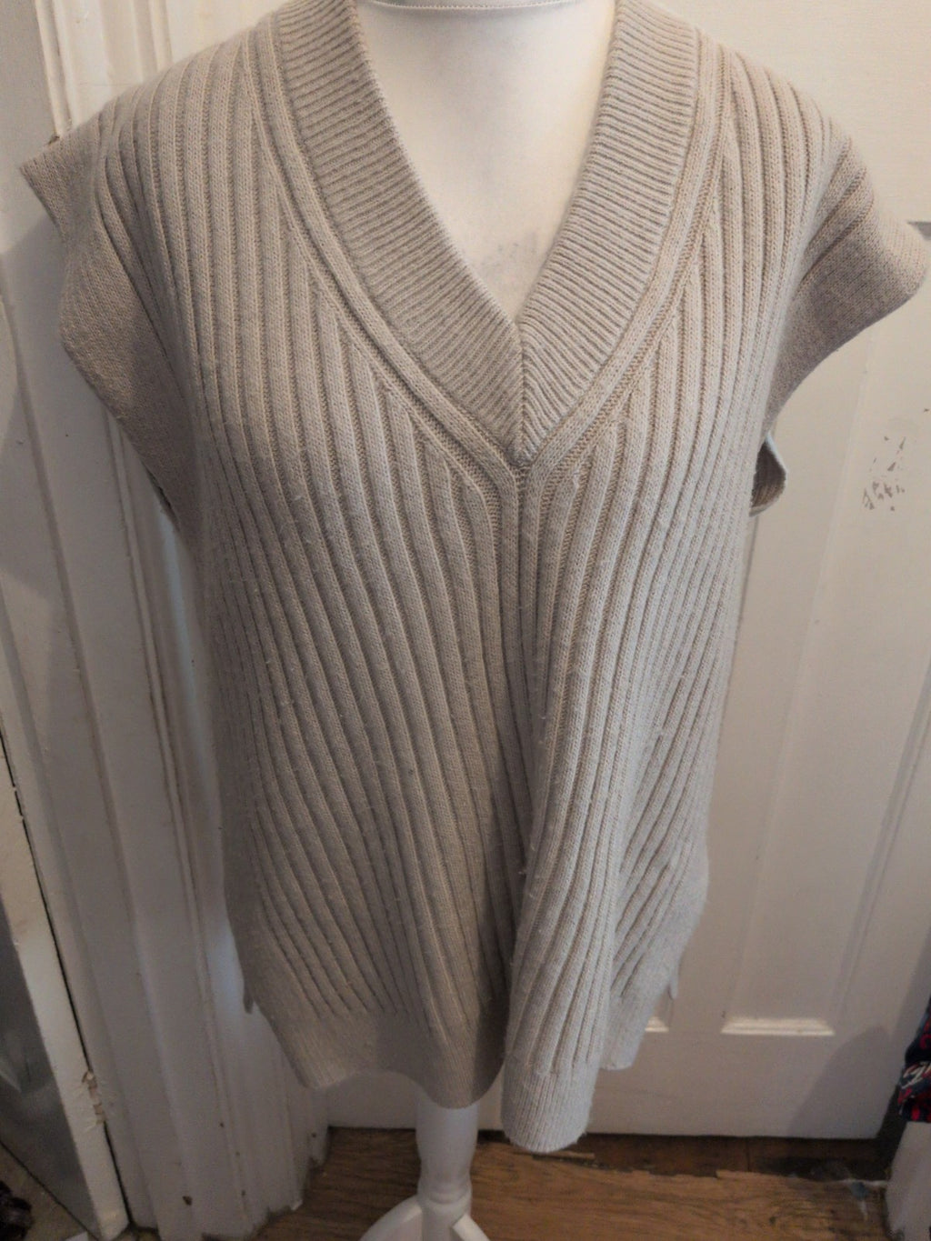 Ladies H&M Medium Beige Ribbed V Neck Sleeveless Jumper