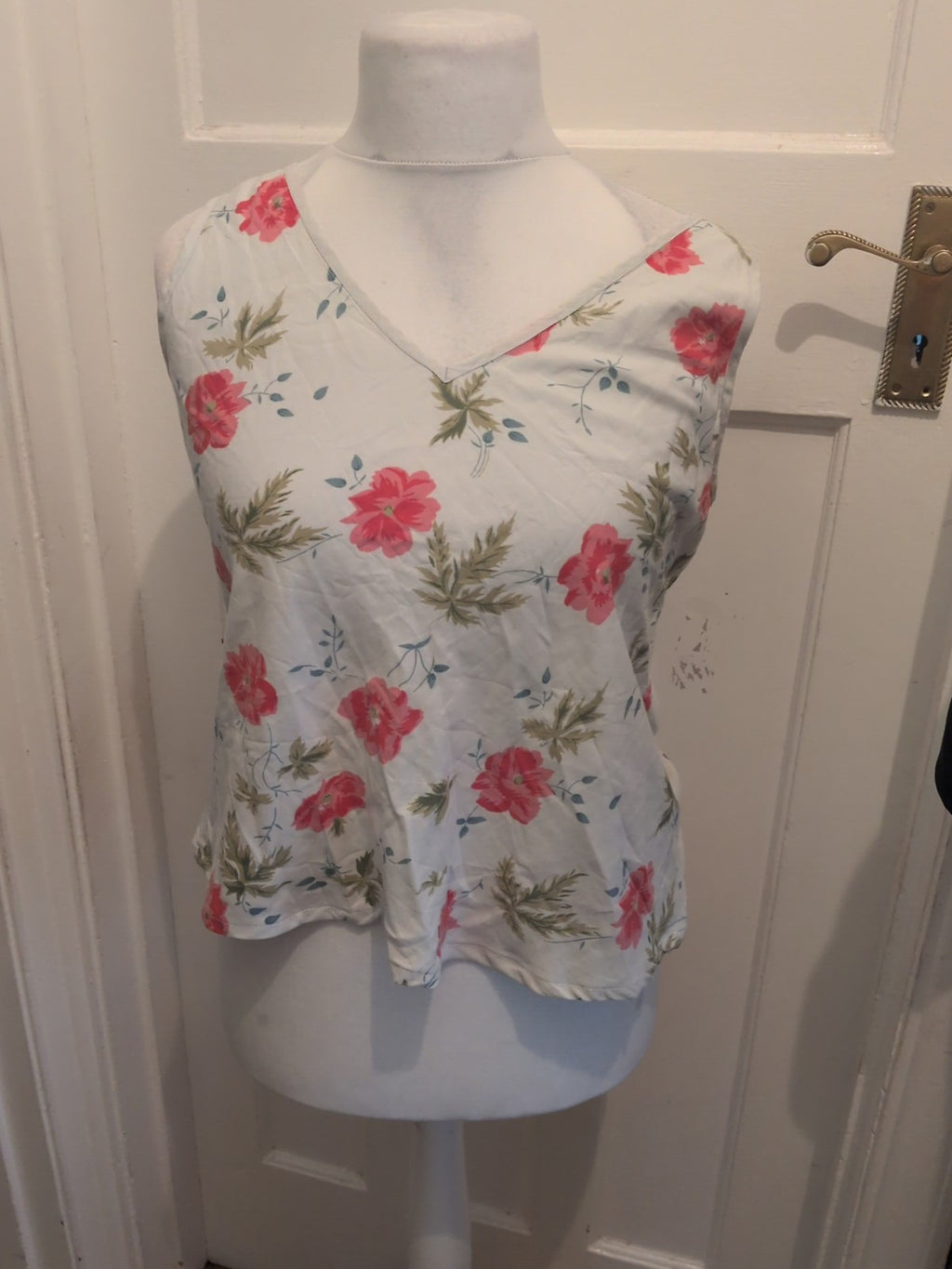 Medium White Flower Pattern Sleeveless T-shirt Blouse