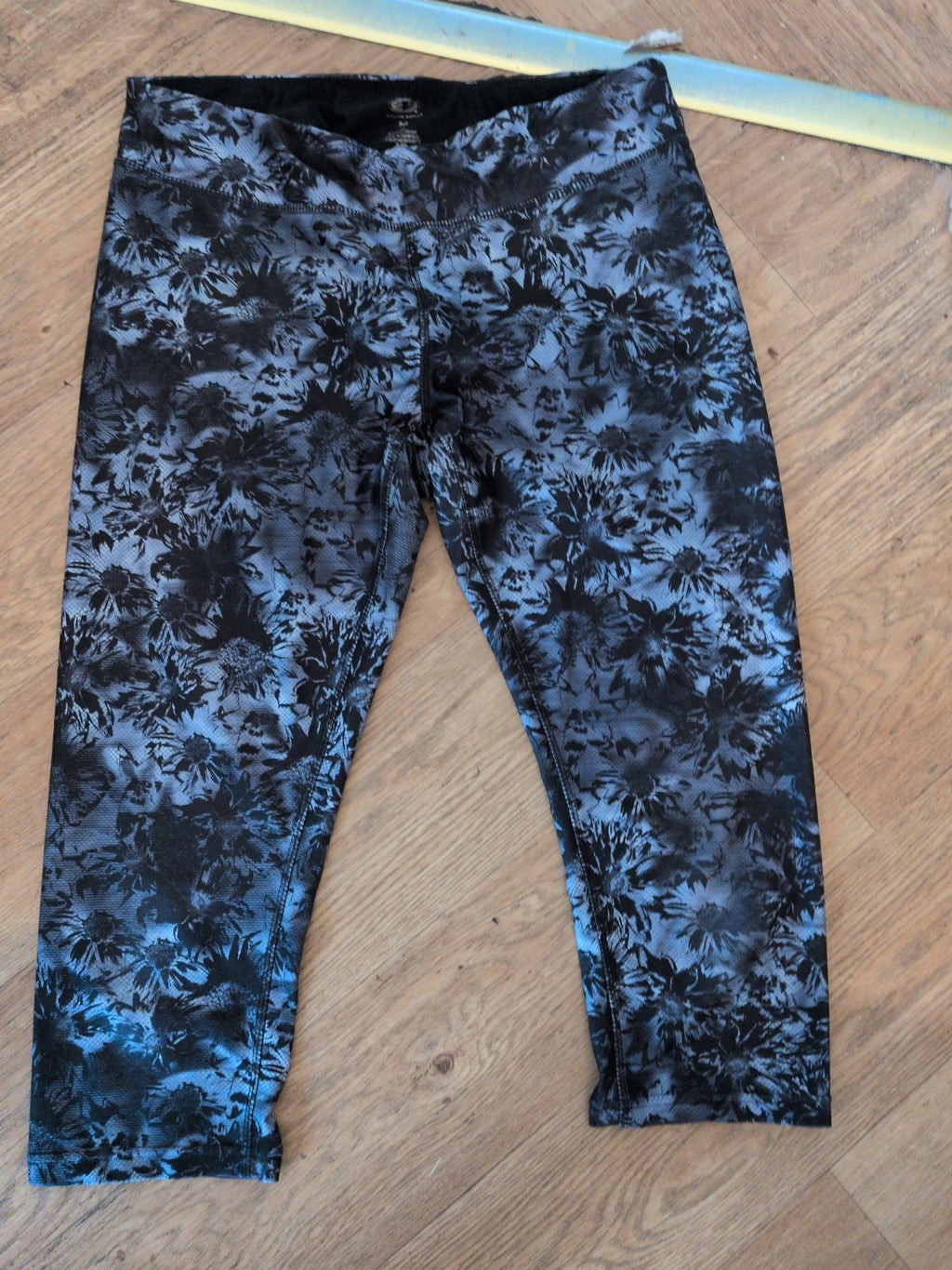 Athletic Works Medium Floral Crop Leggings