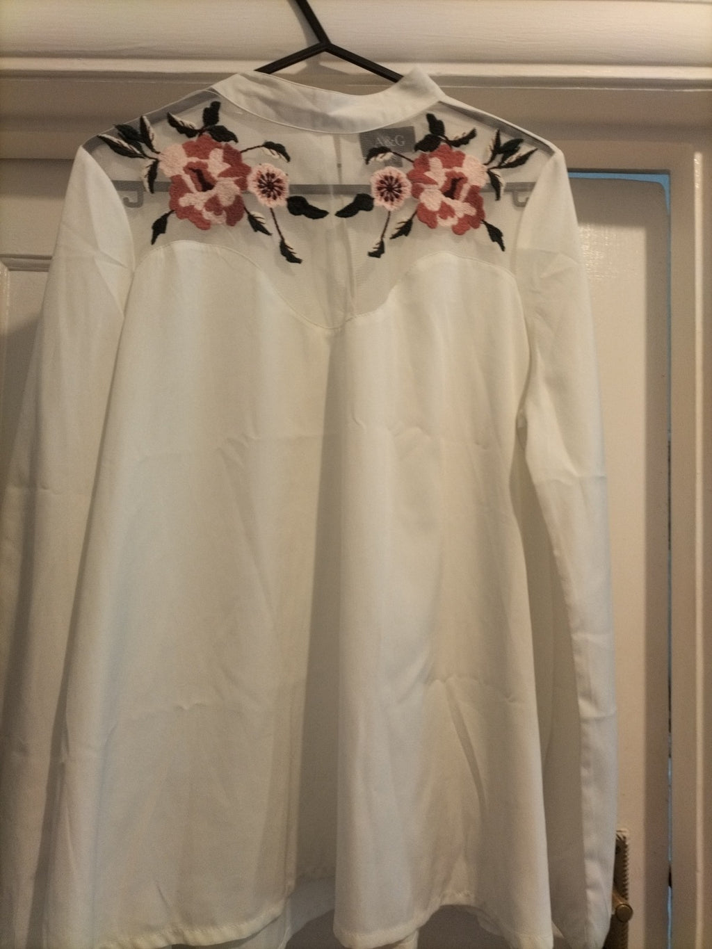 Ladies A+G Size XS White Floral Mesh Long Sleeved Blouse
