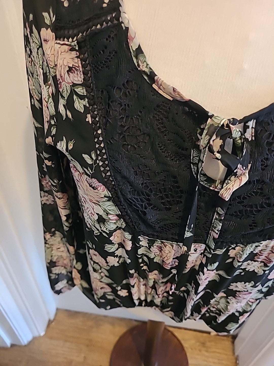 Ladies Select Bubblehem Blouse Size 6 Long Sleeved Black Floral