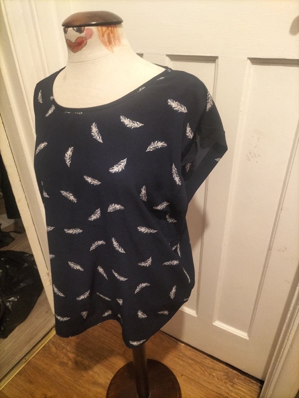 Ladies Izabel Size 14 Navy And White Feather Blouse Sleeveless
