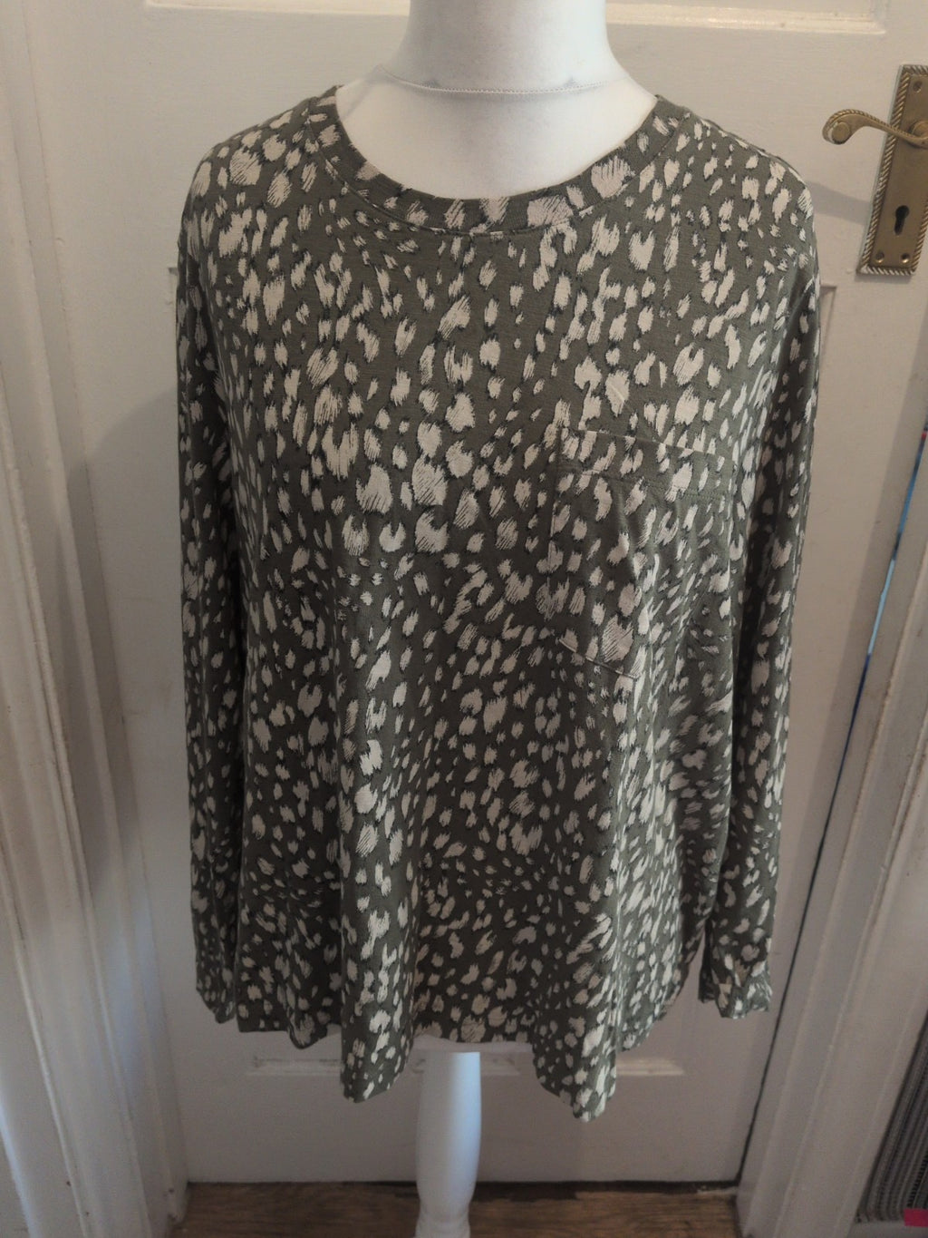 Ladies Marks And Spencer Size 22 Green And White Long Sleeve Blouse