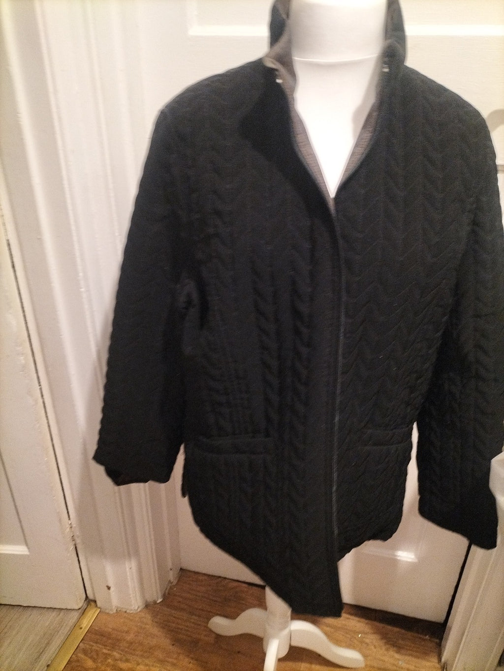 Ladies Size XL Black With Brown Lining Zipped Jacket