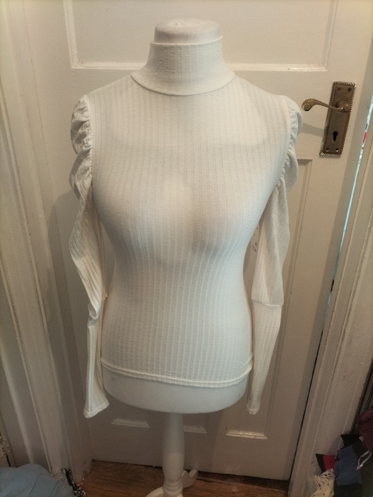 Ladies I Saw It First Size 6 White Frilly Shoulder Long Sleeved Blouse