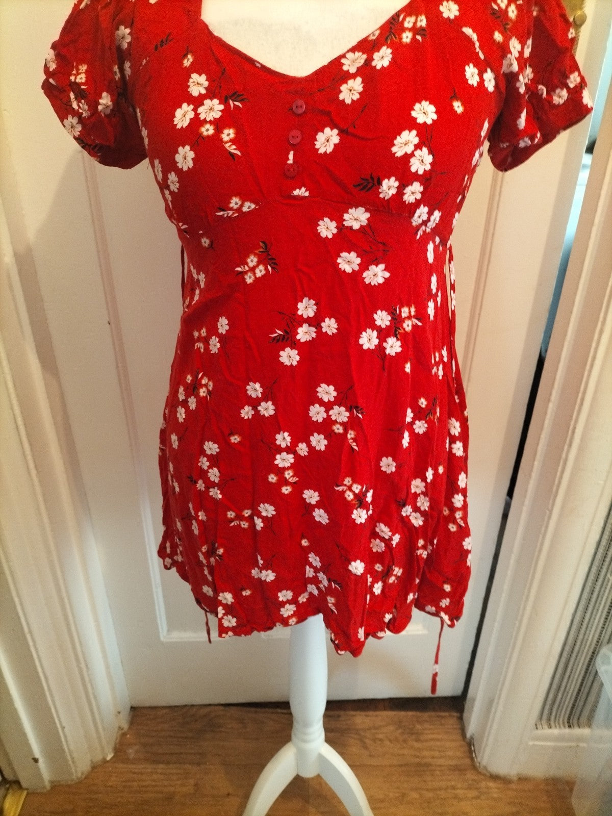 Ladies Peacocks Size 10 Red Floral Short Sleeve Blouse