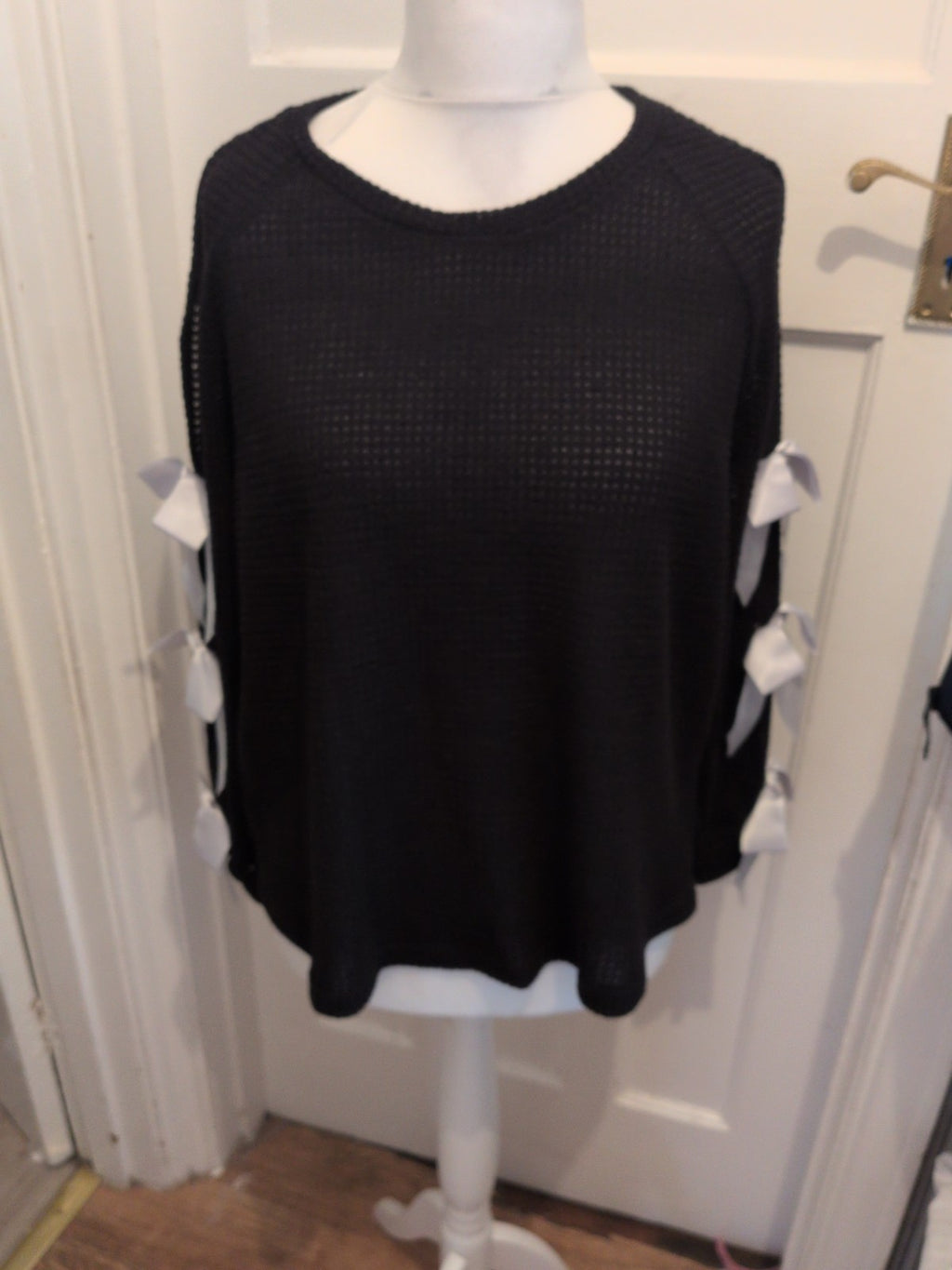 L/XL Black With White Bows Down Sleeves Pullover Jumper