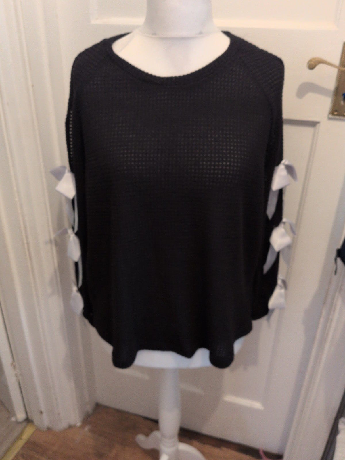 L/XL Black With White Bows Down Sleeves Pullover Jumper
