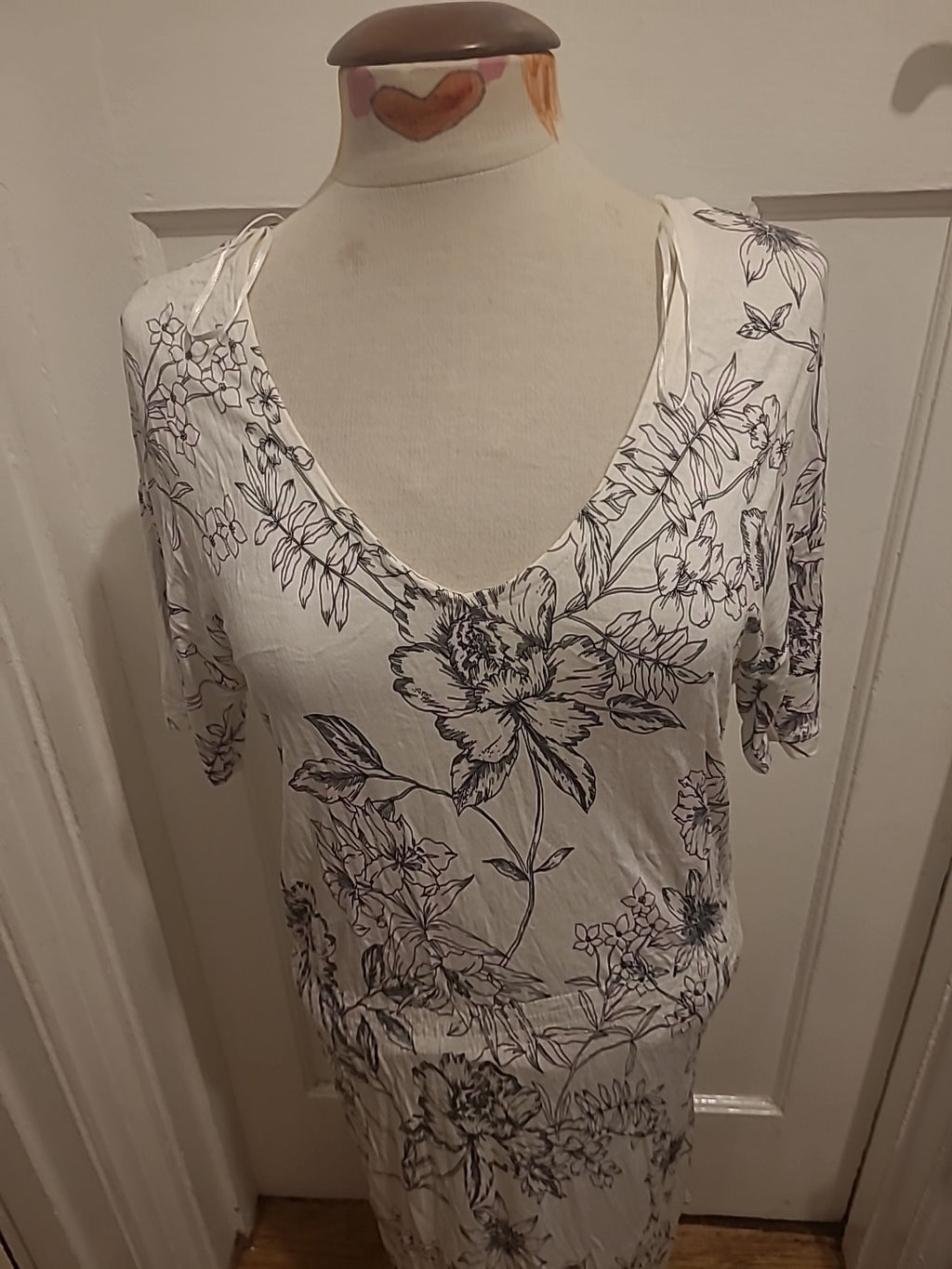 Ladies H&M Size Small Black Floral Printed White Short Sleeved Dress