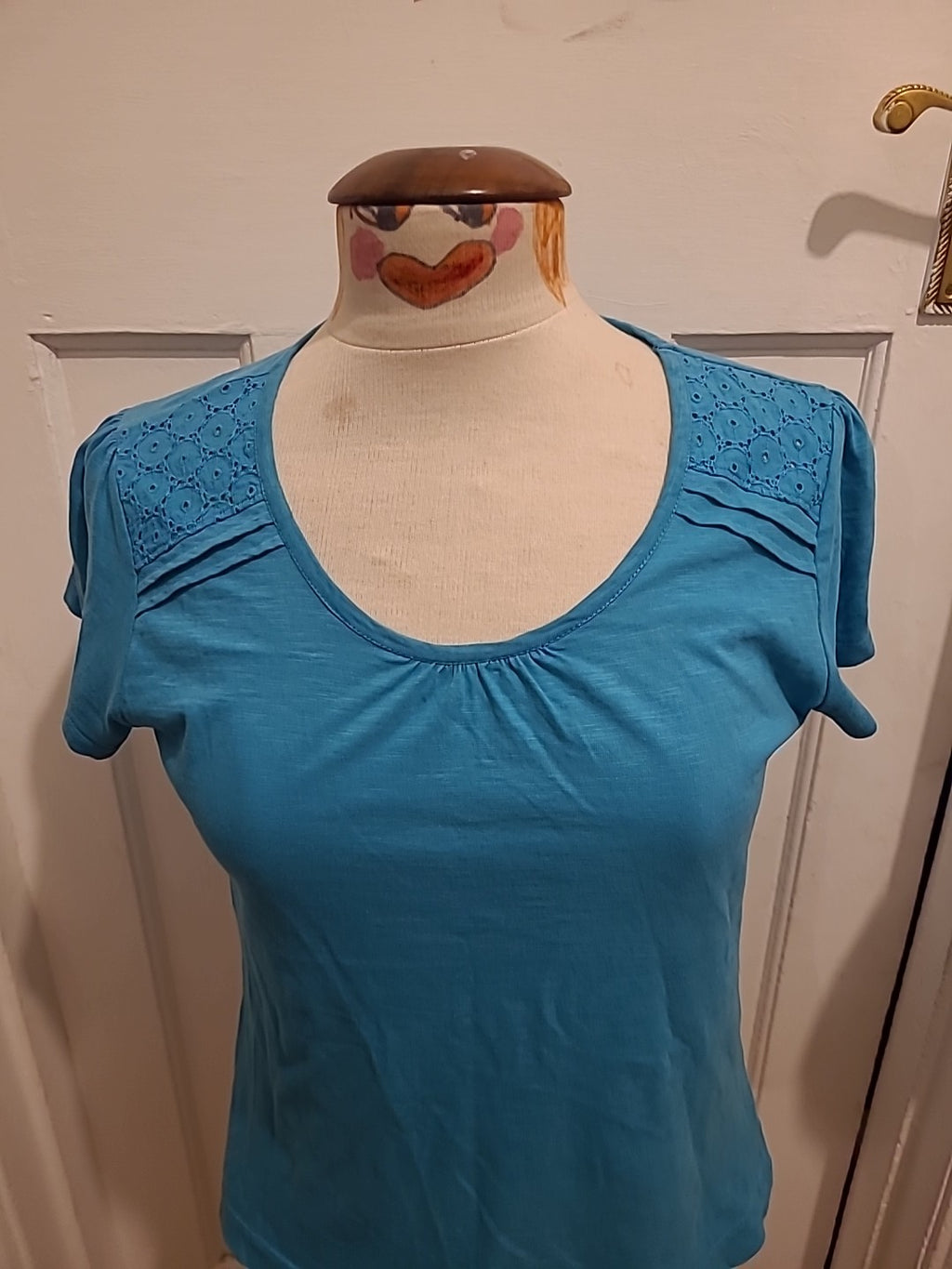 Ladies Size Small Turquoise Short Sleeved Sccop Neck Tshirt