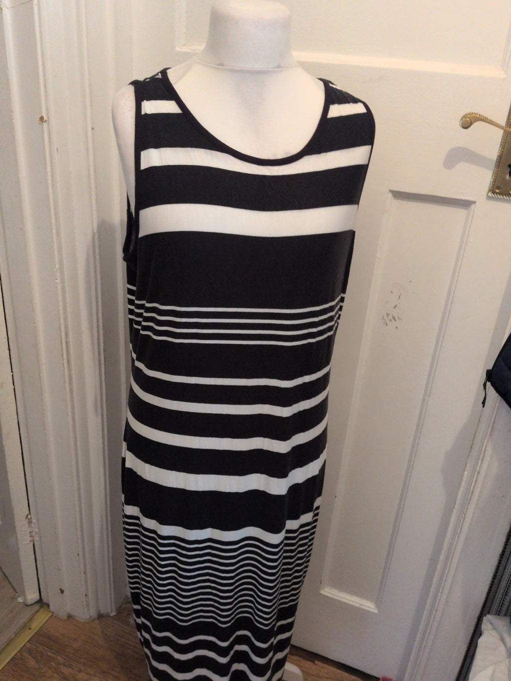 George 20 Black And White Sleeveless Long Length Pencil dress