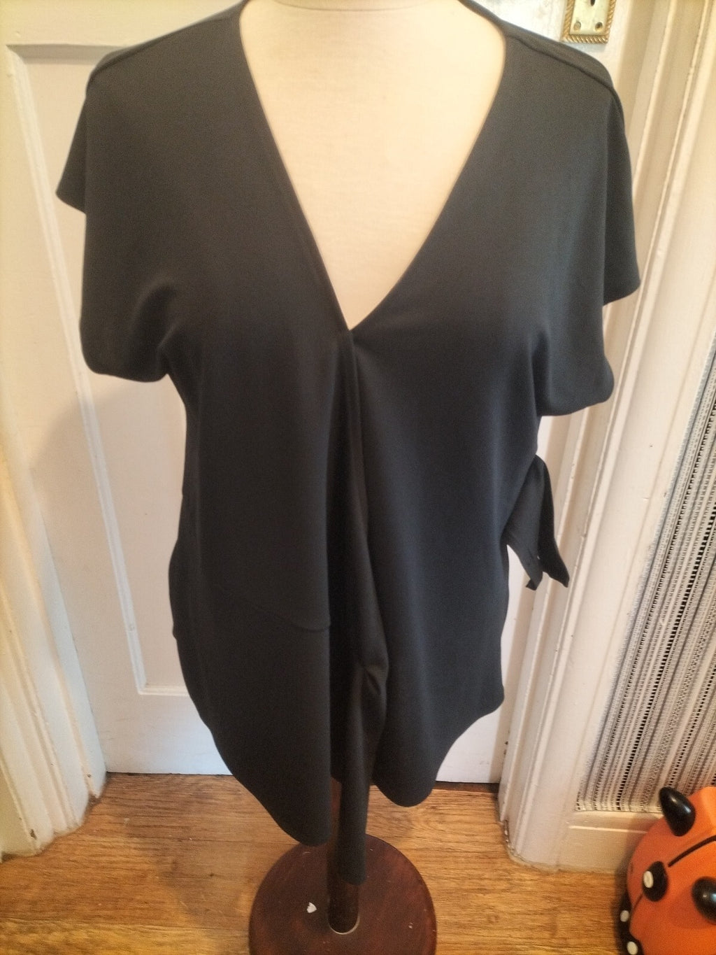 Ladies Marks And Spencer Size Medium Black V Neck Sleeveless Middle Pleat Blouse