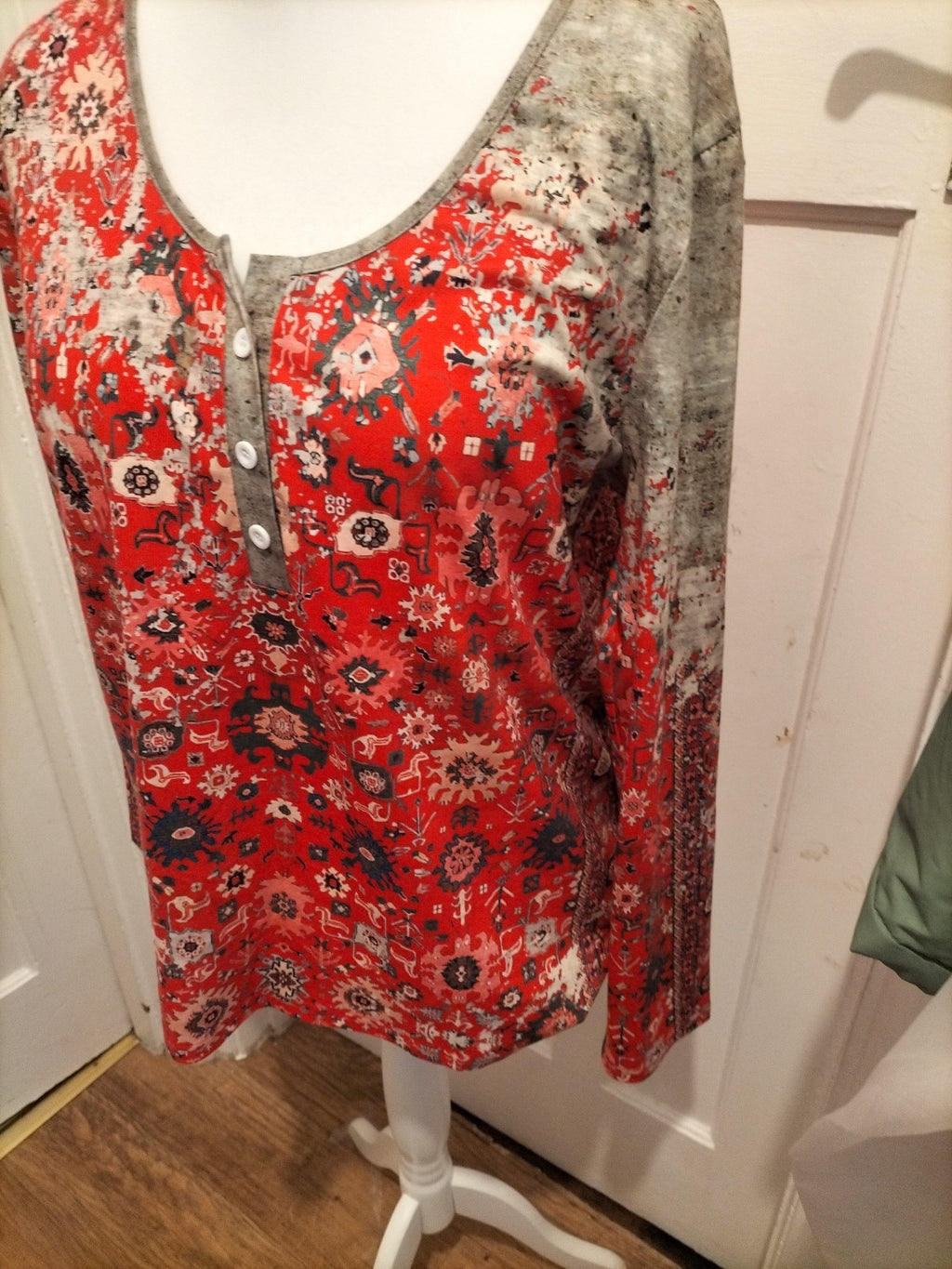 Ladies Size 2XL Red Patterned Long Sleeved Blouse