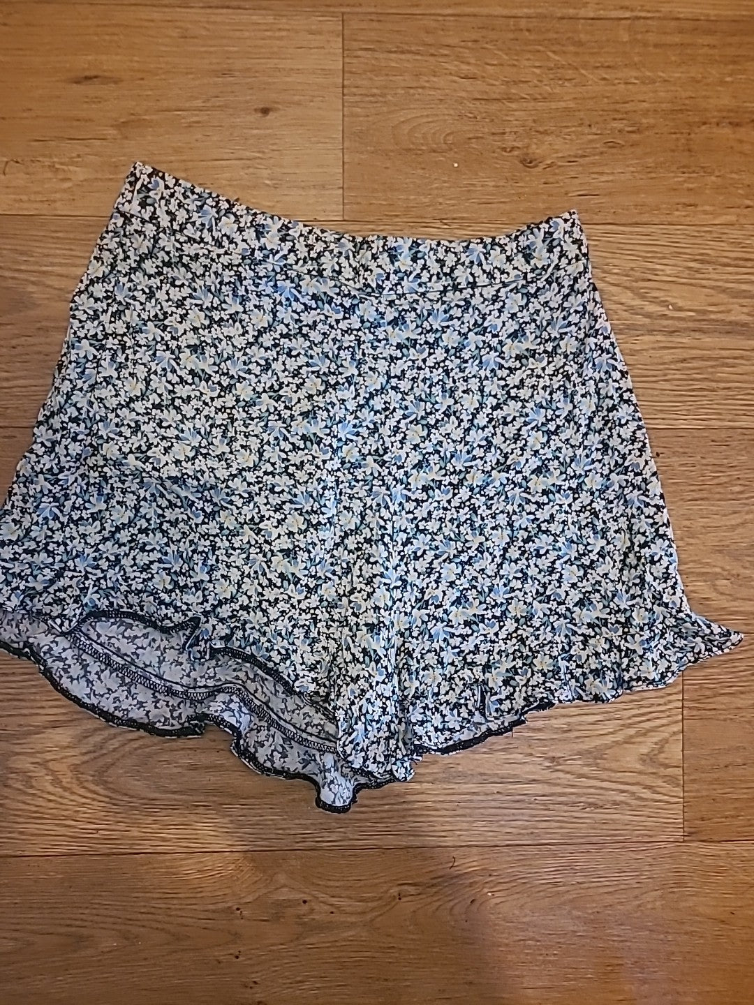 Ladies New Look Size 6 Blue And Black Floral Shorts