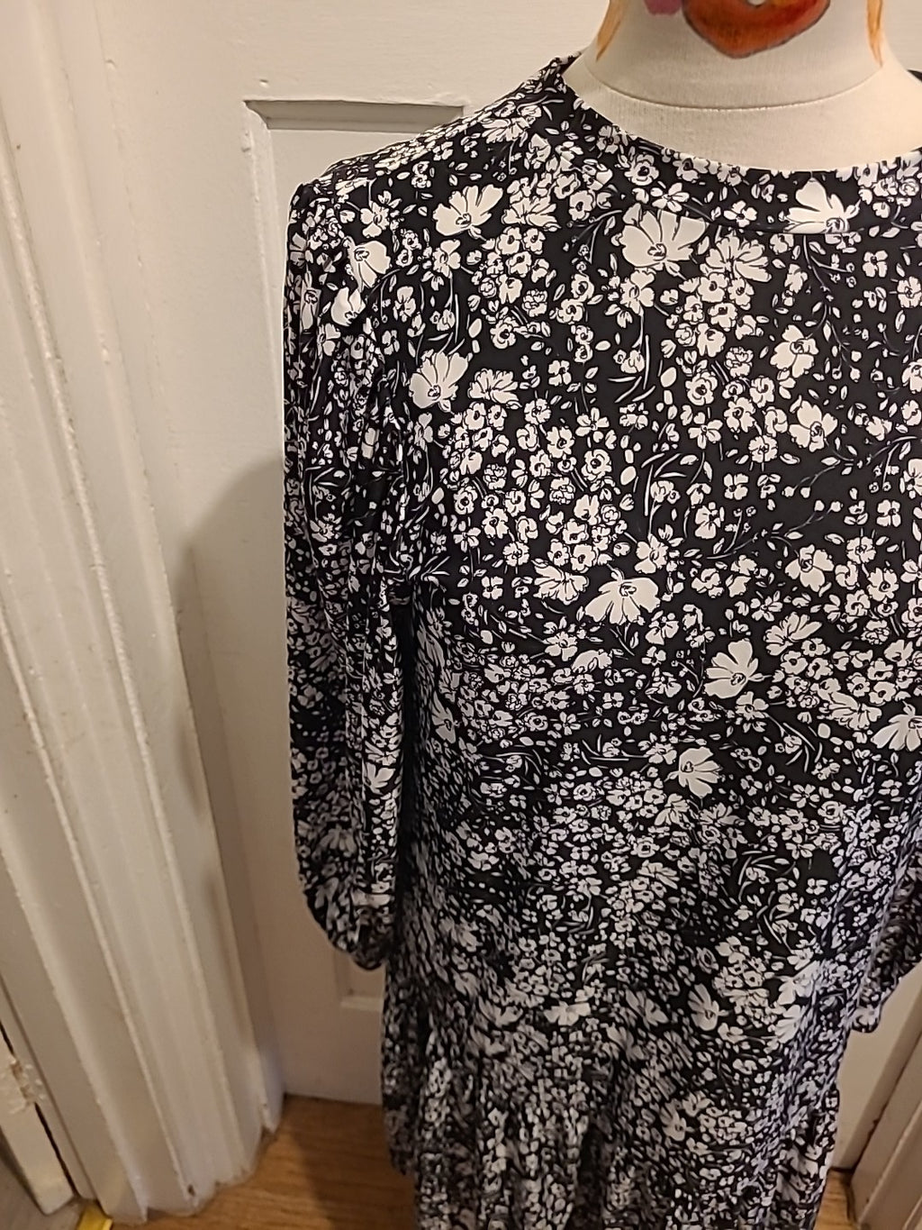 Ladies Peacocks Size 12 Black White Floral Long Sleeved Dress