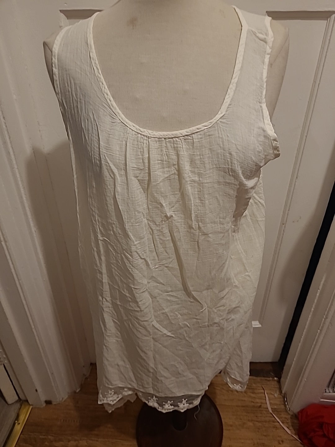 Ladies Size Large White Sleeveless Scoop Neck Blouse