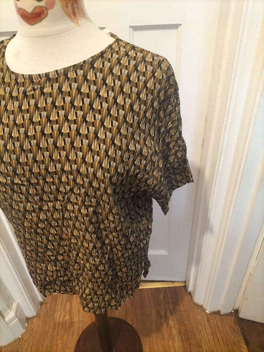 Ladies H&M Size 14 Black Bronze Cream Short Sleeved Tshirt