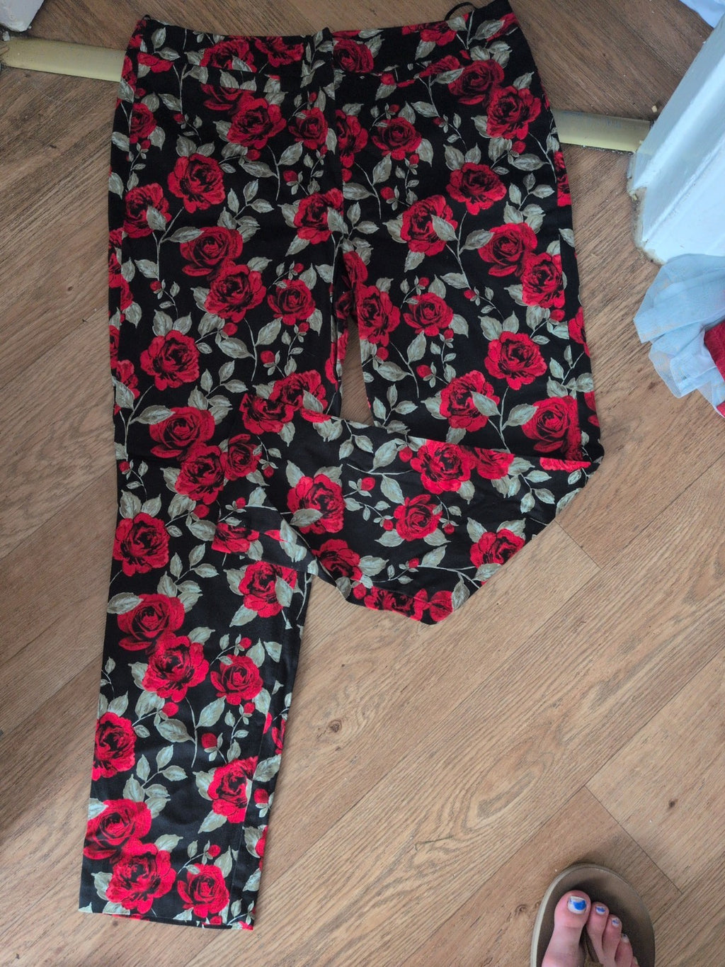 Tu 16 Red Black Rose Pattern Trousers
