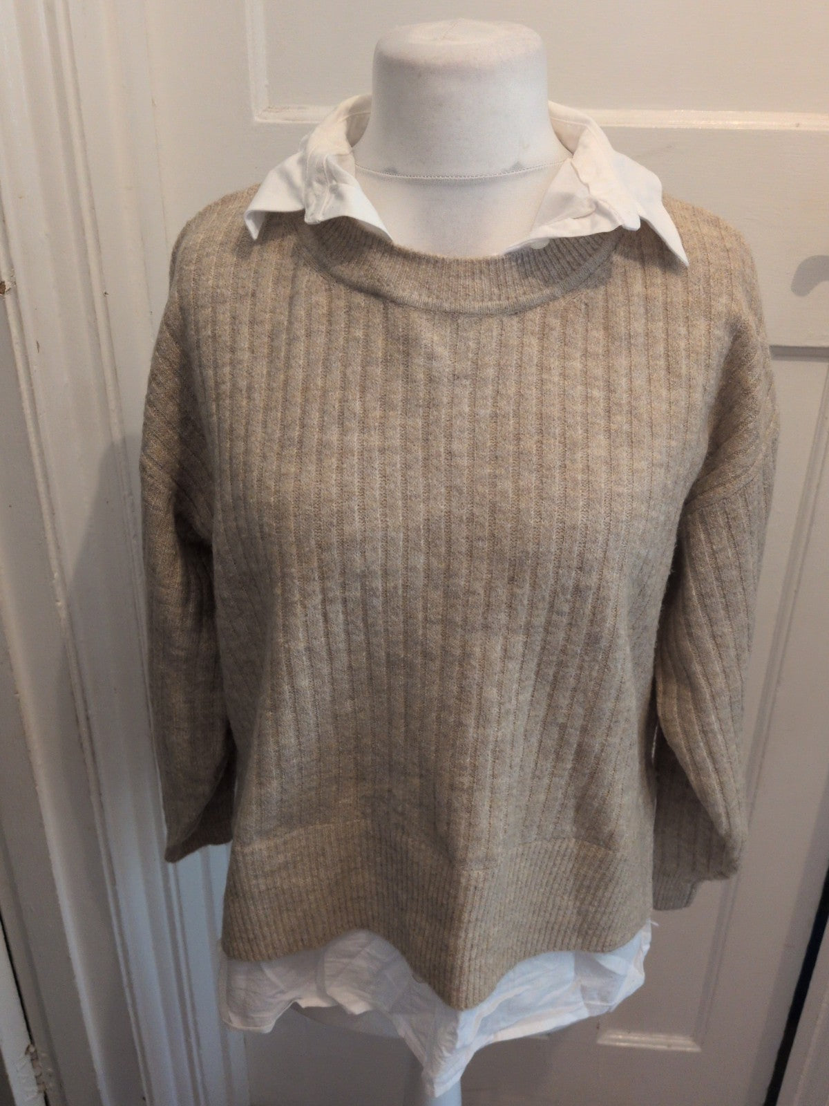 Tu 14Pale Beige With White Trim And Collar Pullover Long Sleeve Jumper