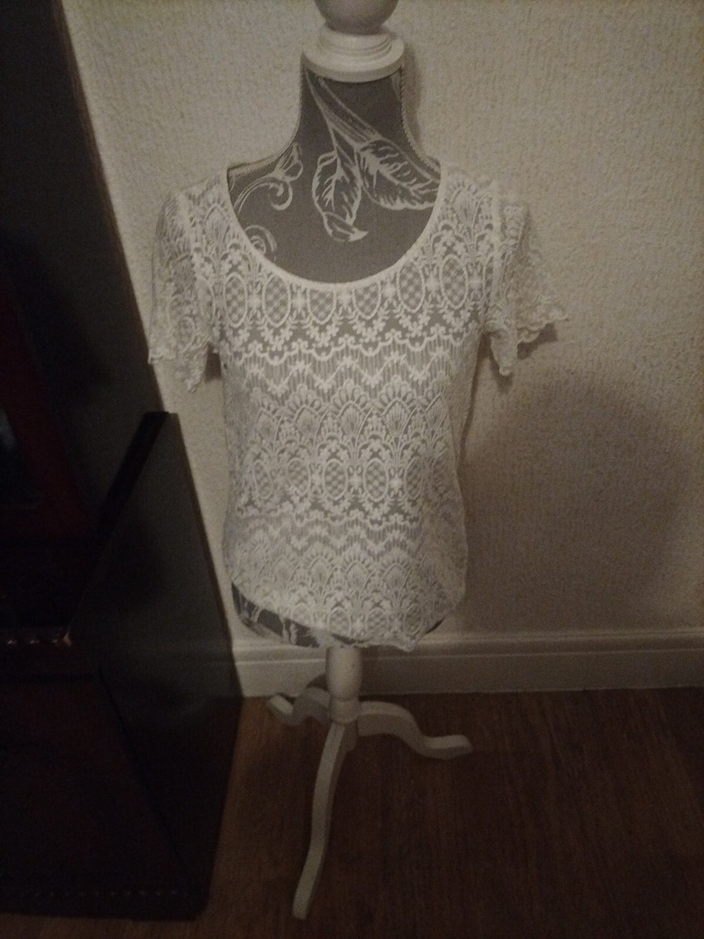 Ladies H+M Size 6 White Short Tshirt