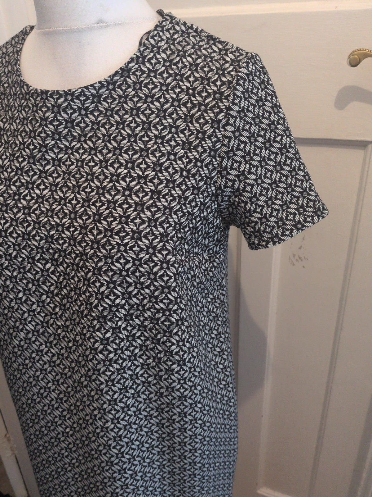 Tu 16 Black And White Spiral Pattern Short Sleeve Dress