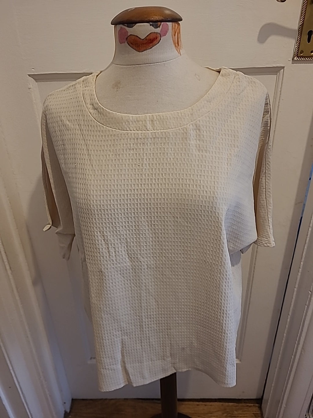 Mens Size Large Cream Short Sleeved Tshirt