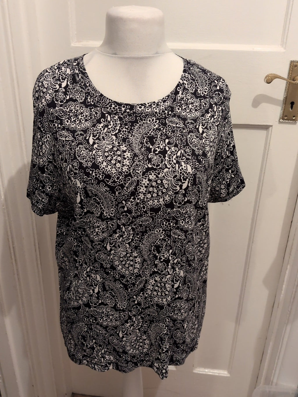 Tu 24 Black And White Floral Aztec Short Sleeve Blouse