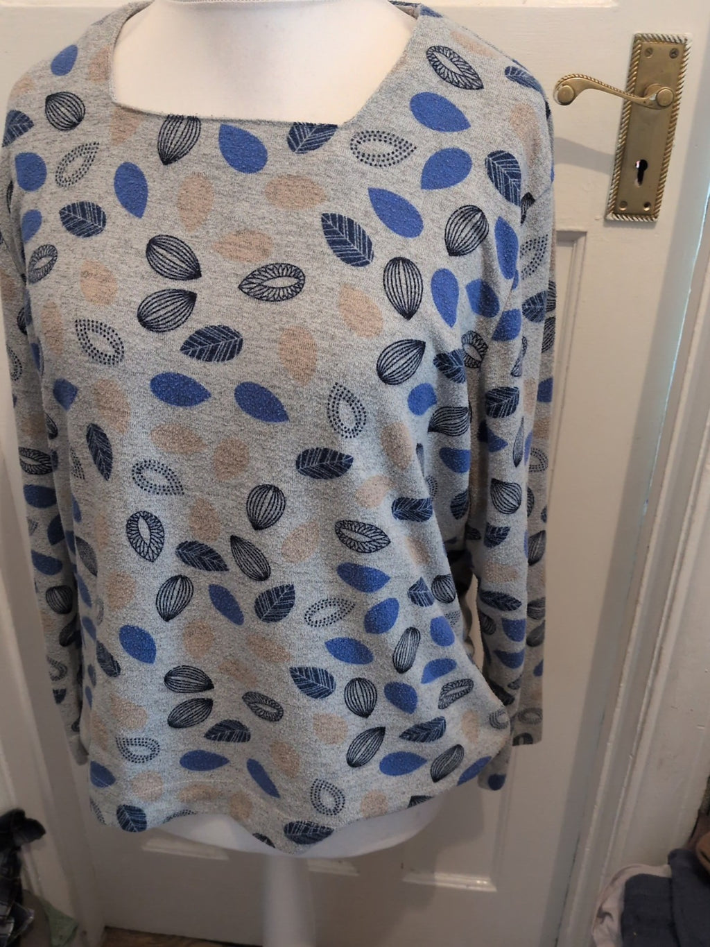 Tigi 18-20 Grey Leaf With Blue Jumper
