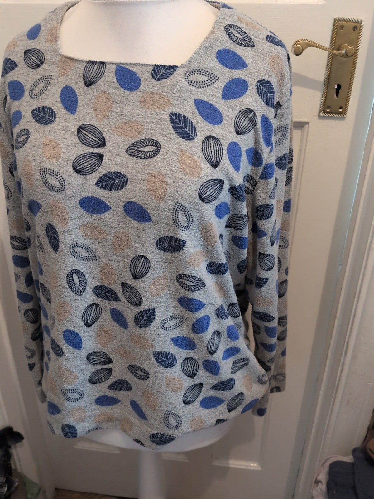 Tigi 18-20 Grey Leaf With Blue Jumper