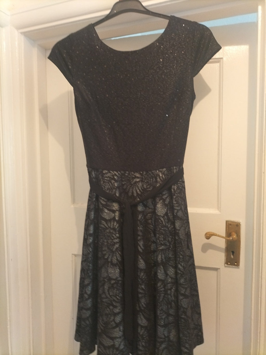 Ladies Solo Size 8 Black Grey And Silver Short Sleeve Dress