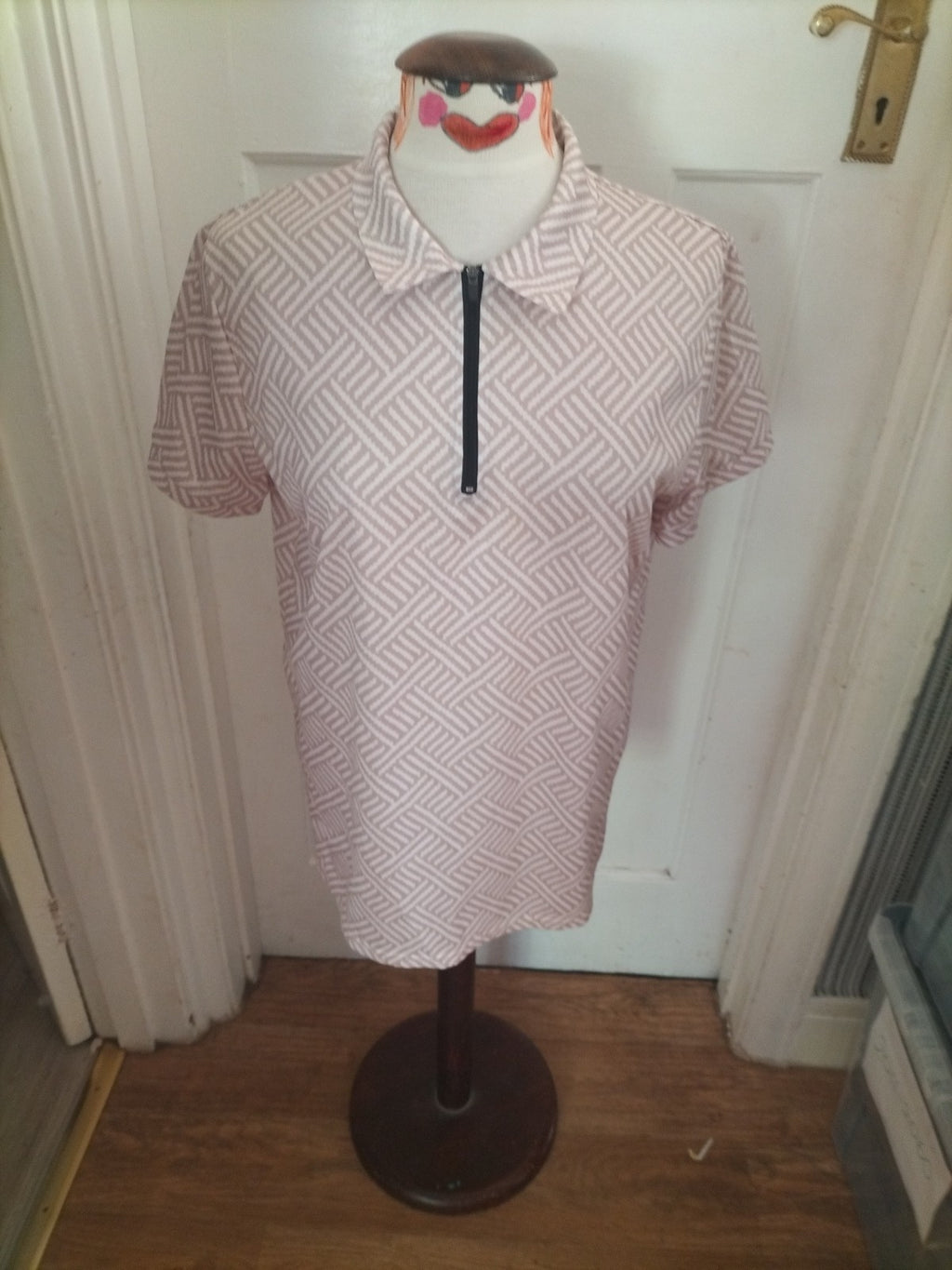 Ladies Size Small Beige White Short Sleeved Blouse