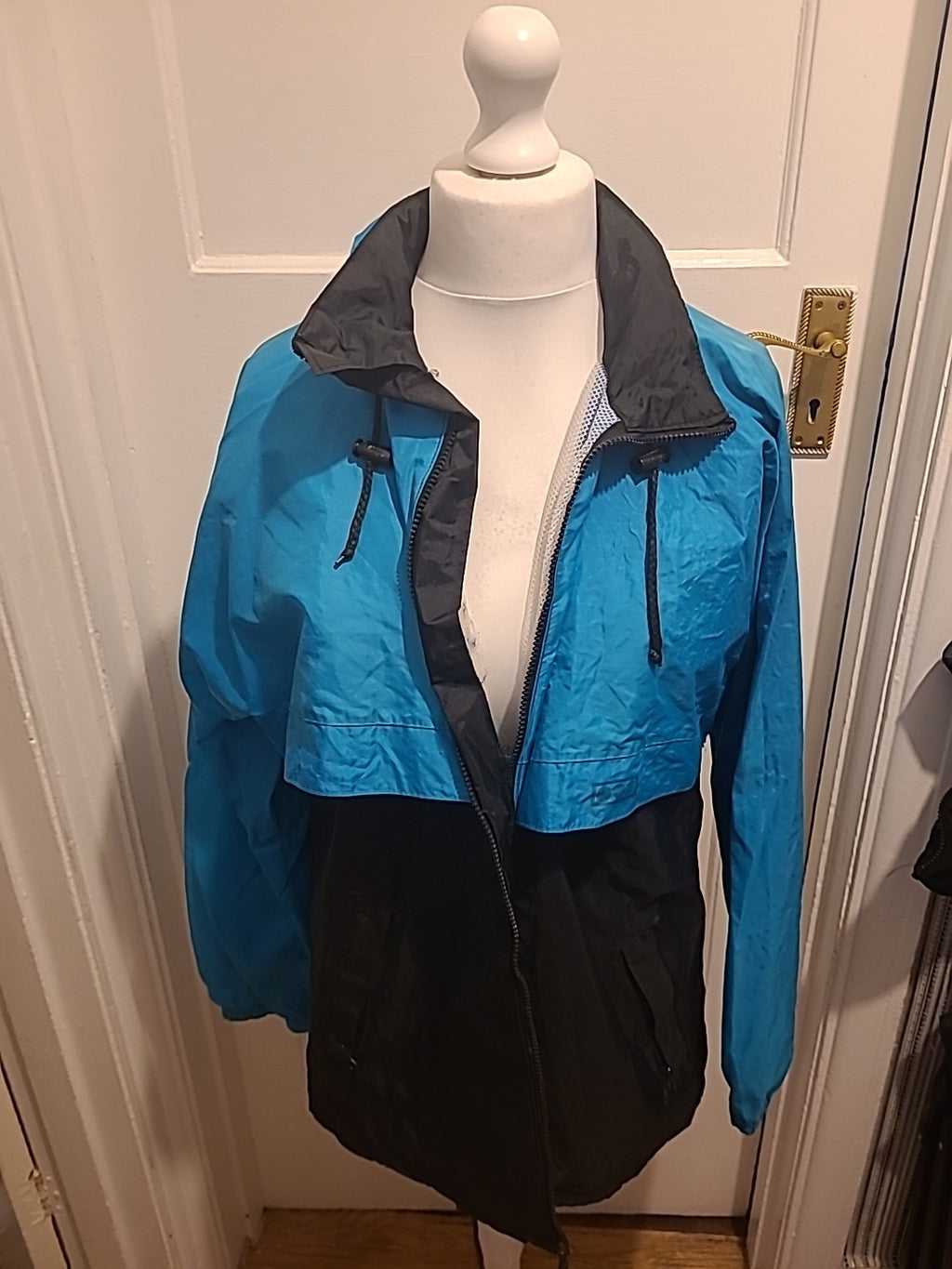 Mens Outdoor Scene Size Large Blue Mesh Lined Coat