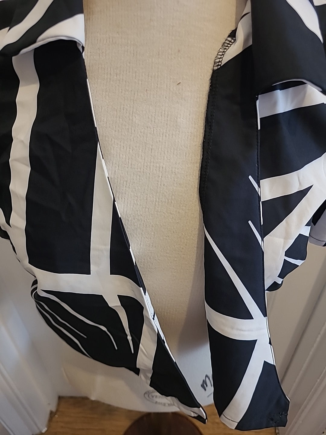 Ladies In The Style Size 8 Black White Short Sleeved Crop Top