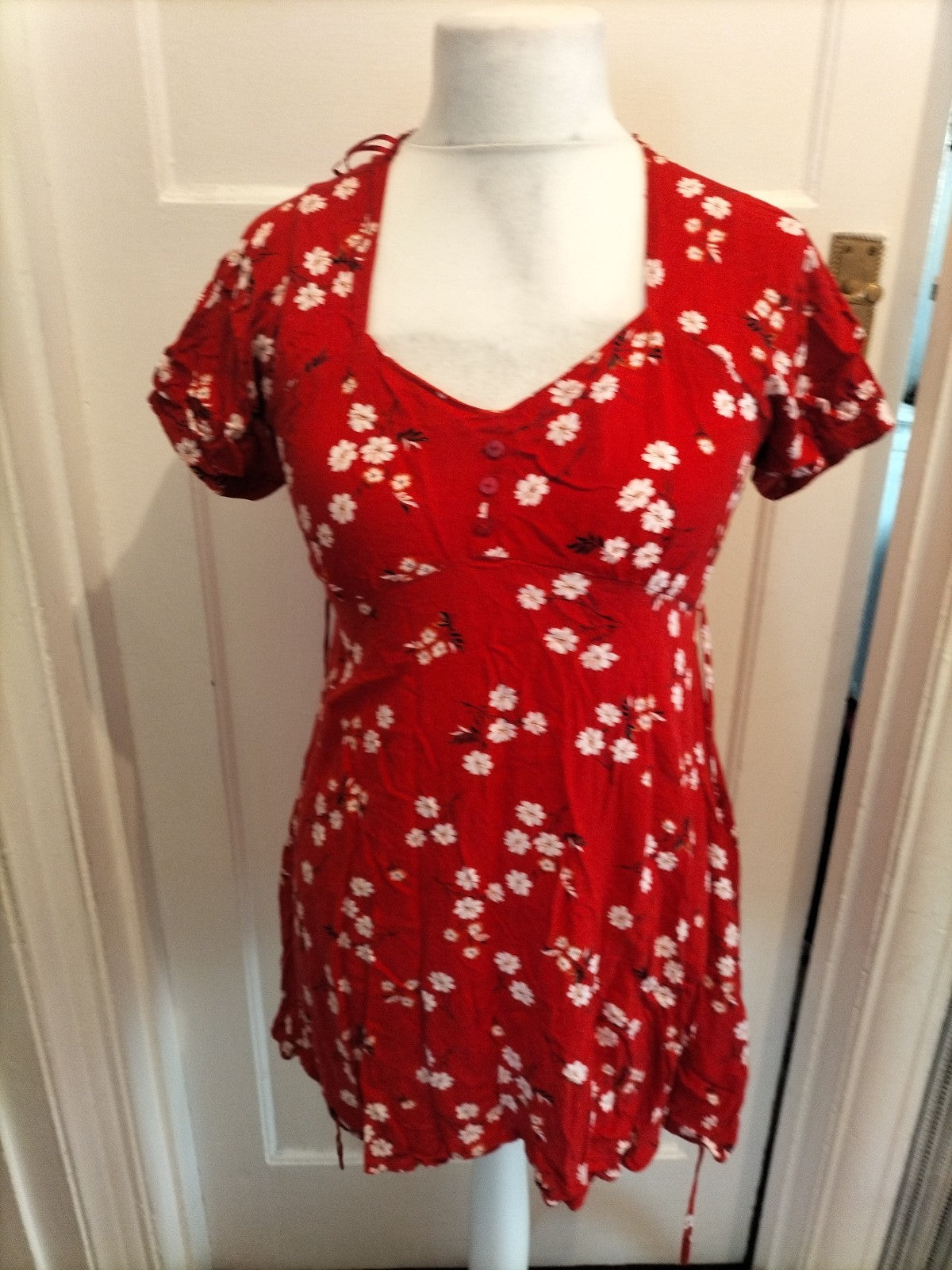 Ladies Peacocks Size 10 Red Floral Short Sleeve Blouse