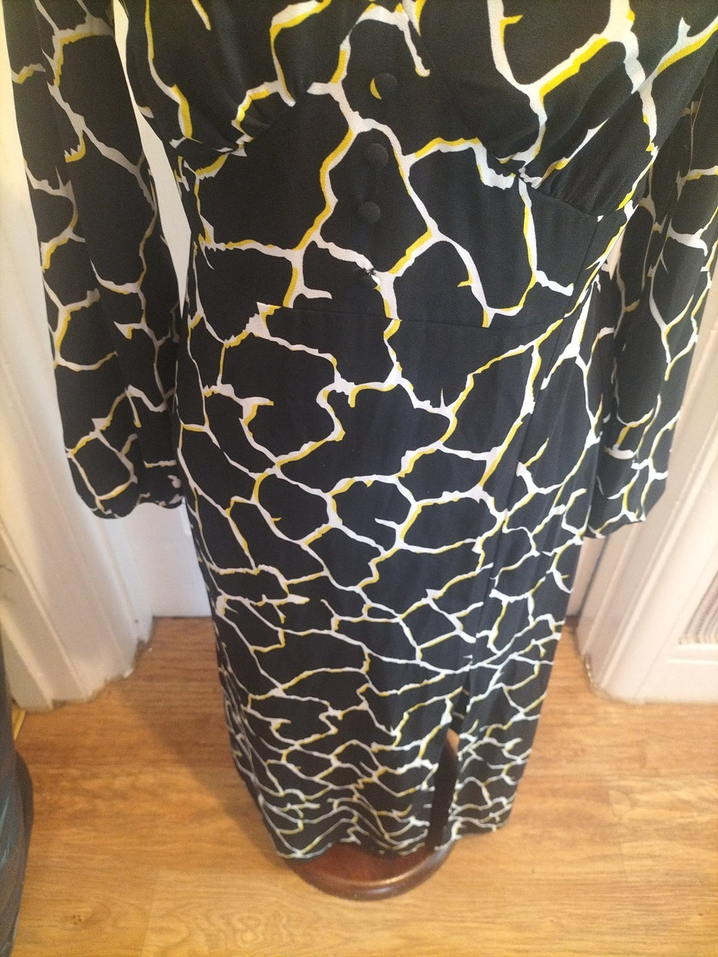 Ladies Lola Skye Size 8 White Yellow Black Long Sleeved Split Hem Dress