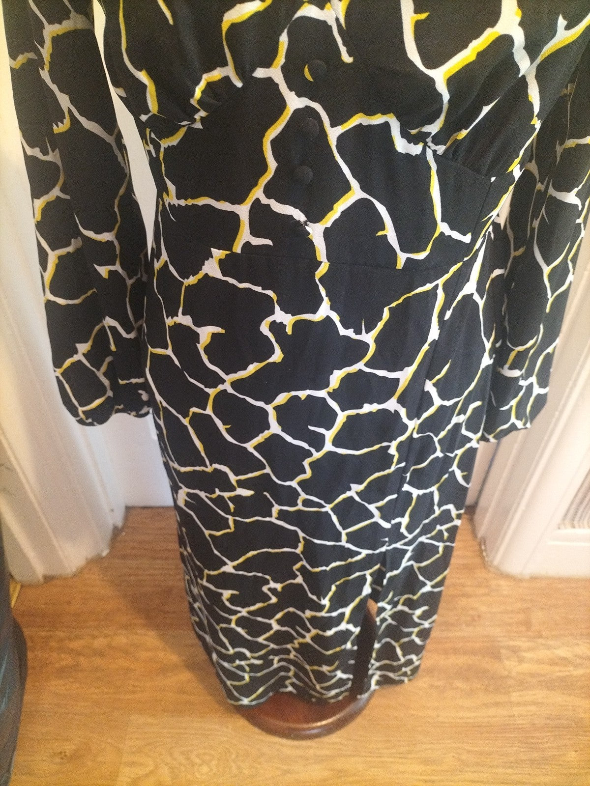 Ladies Lola Skye Size 8 White Yellow Black Long Sleeved Split Hem Dress